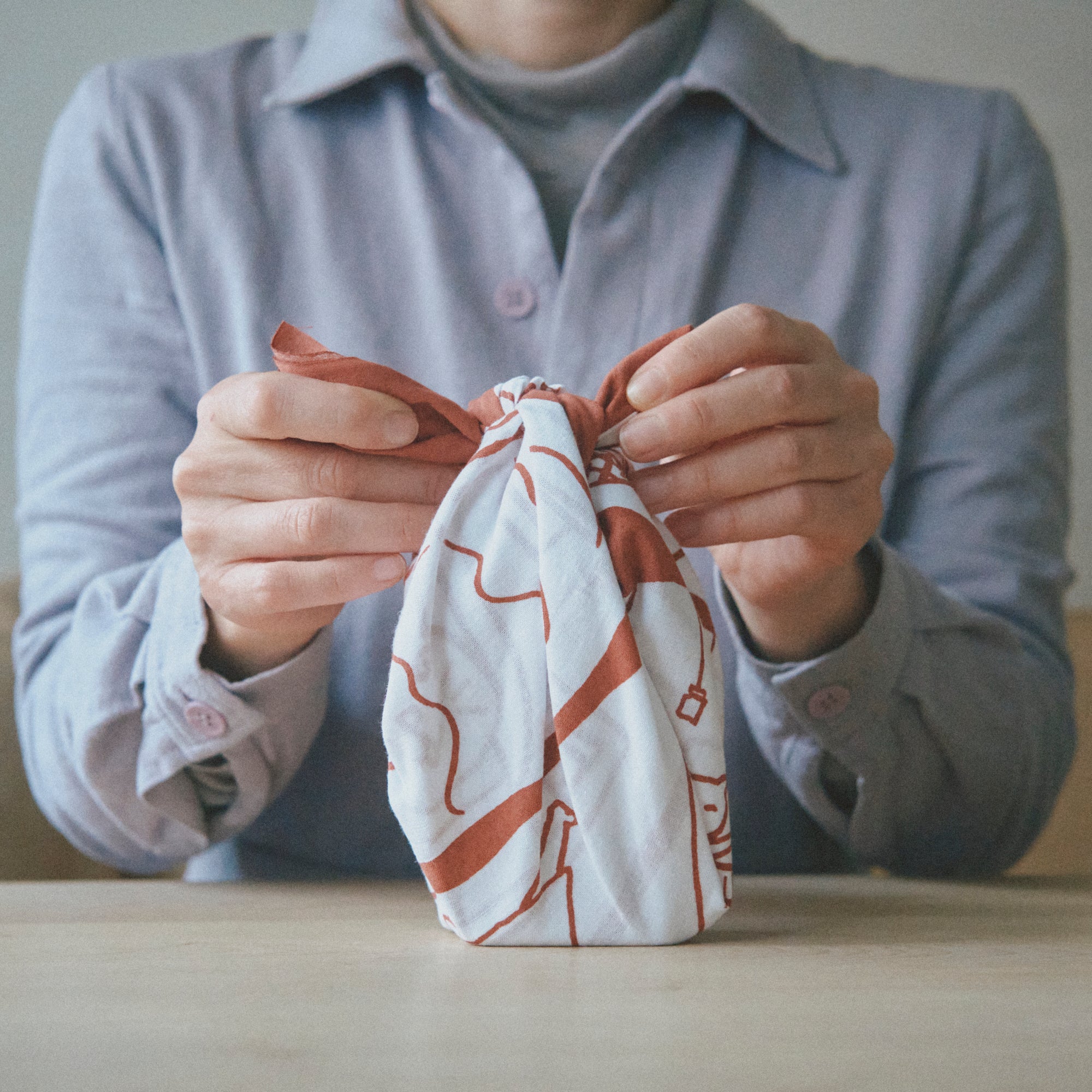 eatreat.ruci 2025年記念手ぬぐい「イヴとルチの1日」