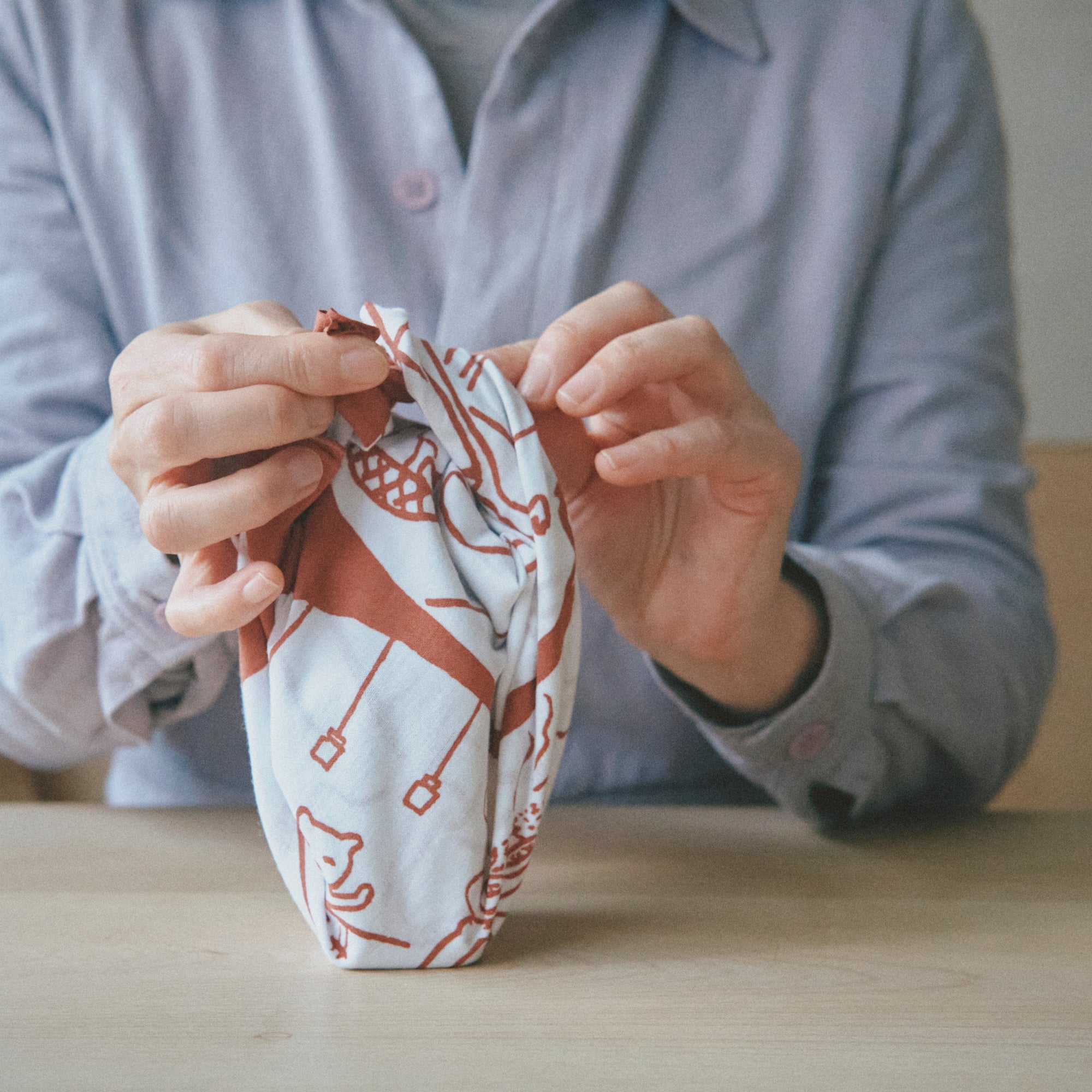 eatreat.ruci 2025年記念手ぬぐい「イヴとルチの1日」