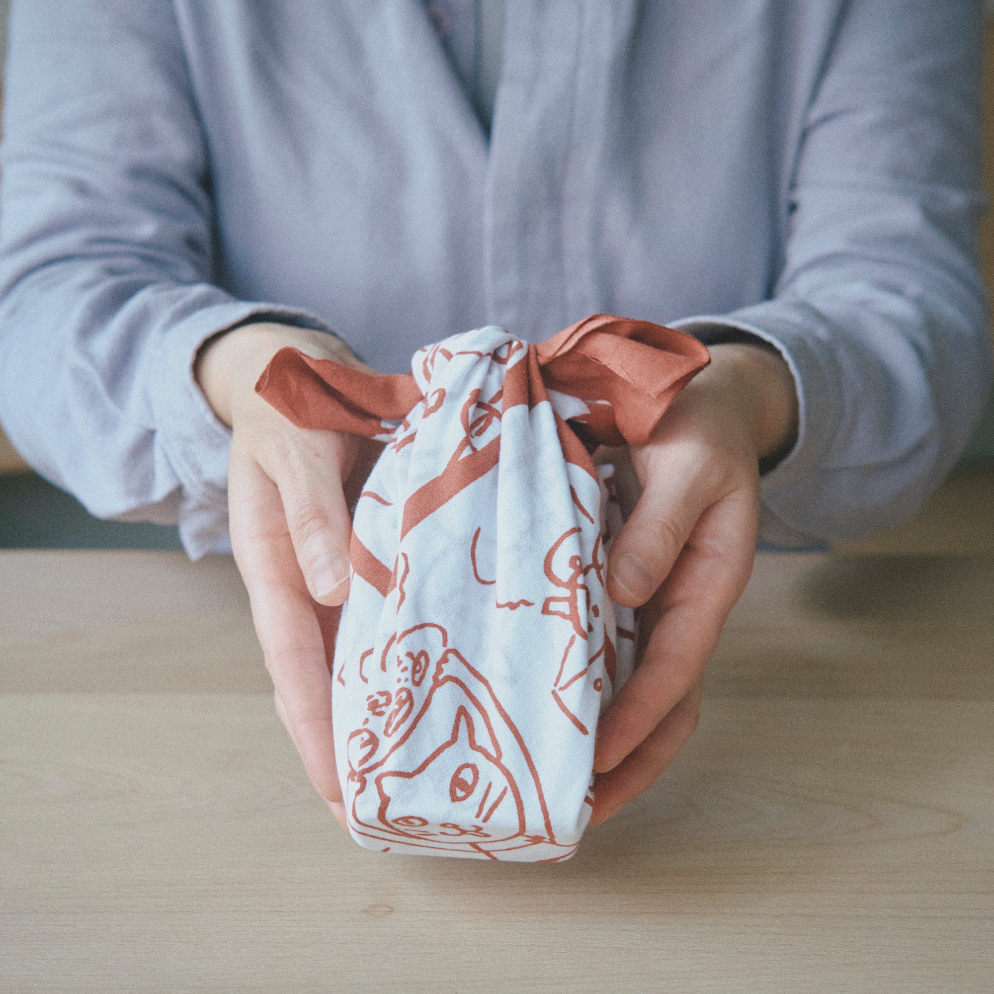 eatreat.ruci 2025年記念手ぬぐい「イヴとルチの1日」